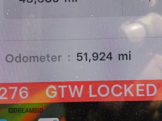 2020 Tesla Model 3 Standard Range Plus z VIN 5YJ3E1EA3LF794276, wystawiony jako IAAI lot #42390409 z przebiegiem 51 924 mil mil oraz . Historia ofert i sprzedaży dostępna na DreamBid. Obrazek 16.