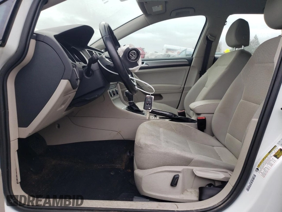 2017 Volkswagen Golf S z VIN 3VW017AU8HM518581, wystawiony jako Copart lot #43422265 z przebiegiem 82 307 mil mil oraz Szkoda całkowita • Salvage title. Historia ofert i sprzedaży dostępna na DreamBid. Obrazek 7.