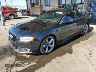 2009 Audi A5 z VIN WAUDK78T59A006979, wystawiony jako Copart lot #56527855 z przebiegiem 126 827 mil mil oraz Szkody całkowita. Historia ofert i sprzedaży dostępna na DreamBid. Obrazek 1.