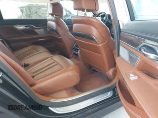 2017 BMW 7 Series 750i z VIN WBA7F0C59HGM21185, wystawiony jako IAAI lot #42360146 z przebiegiem Nie podano mil oraz . Historia ofert i sprzedaży dostępna na DreamBid. Obrazek 8.