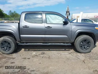2022 Toyota Tacoma SR z VIN 3TYAX5GN5NT046897, wystawiony jako IAAI lot #42253604 z przebiegiem 69 246 mil mil oraz . Historia ofert i sprzedaży dostępna na DreamBid. Obrazek 13.