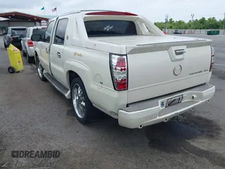 2004 Cadillac Escalade EXT z VIN 3GYEK62N04G123756, wystawiony jako IAAI lot #42361536 z przebiegiem 132 718 mil mil oraz . Historia ofert i sprzedaży dostępna na DreamBid. Obrazek 3.