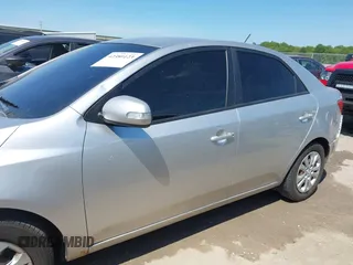 2010 Kia Forte EX z VIN KNAFU4A2XA5838916, wystawiony jako IAAI lot #42380123 z przebiegiem 153 033 mil mil oraz . Historia ofert i sprzedaży dostępna na DreamBid. Obrazek 14.