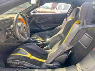 2018 McLaren 720S z VIN SBM14DCA3JW001315, wystawiony jako Copart lot #78193064 z przebiegiem Nie podano mil oraz Szkody całkowita. Historia ofert i sprzedaży dostępna na DreamBid. Obrazek 7.