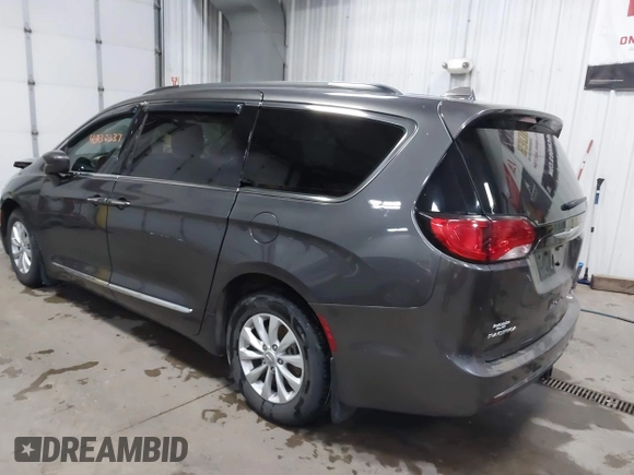 2017 Chrysler Pacifica Touring L z VIN 2C4RC1BGXHR753504, wystawiony jako IAAI lot #41330337 z przebiegiem 103 403 mil mil oraz . Historia ofert i sprzedaży dostępna na DreamBid. Obrazek 3.