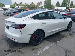 2020 Tesla Model 3 Performance z VIN 5YJ3E1EC9LF641242, wystawiony jako IAAI lot #42380146 z przebiegiem Nie podano mil oraz . Historia ofert i sprzedaży dostępna na DreamBid. Obrazek 4.
