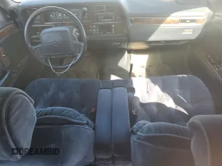 1990 Chrysler New Yorker z VIN 1C3XY66R4LD784183, wystawiony jako Copart lot #75364784 z przebiegiem 114 456 mil mil oraz Tytuł czysty. Historia ofert i sprzedaży dostępna na DreamBid. Obrazek 8.