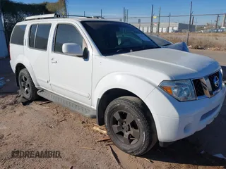 2005 Nissan Pathfinder SE z VIN 5N1AR18W75C711706, wystawiony jako IAAI lot #41233134 z przebiegiem 182 952 mil mil oraz . Historia ofert i sprzedaży dostępna na DreamBid. Obrazek 1.