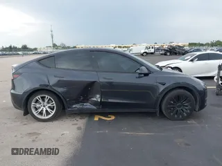 2024 Tesla Model Y z VIN 7SAYGDED3RF041788, wystawiony jako IAAI lot #42644453 z przebiegiem 22 189 mil mil oraz . Historia ofert i sprzedaży dostępna na DreamBid. Obrazek 13.