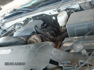 2004 Chevrolet Silverado 2500HD Work Truck z VIN 1GCHC24U24E293640, wystawiony jako IAAI lot #42321515 z przebiegiem 266 852 mil mil oraz . Historia ofert i sprzedaży dostępna na DreamBid. Obrazek 13.