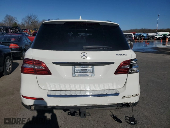 2014 Mercedes-Benz M 350 with VIN 4JGDA2EB1EA323572, listed as a Copart auction lot 45164015 with 141,111 mi miles and Salvage Title. Bid and sale history available at DreamBid. Image 6.