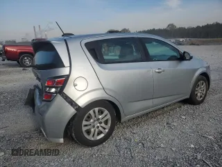 2020 Chevrolet Sonic LT z VIN 1G1JG6SB8L4124217, wystawiony jako Copart lot #50584715 z przebiegiem 83 124 mil mil oraz Szkody całkowita. Historia ofert i sprzedaży dostępna na DreamBid. Obrazek 3.
