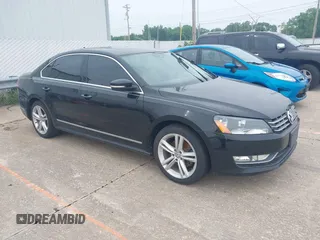 2014 Volkswagen Passat SEL Premium z VIN 1VWCN7A35EC078132, wystawiony jako IAAI lot #42478610 z przebiegiem 139 638 mil mil oraz . Historia ofert i sprzedaży dostępna na DreamBid. Obrazek 1.