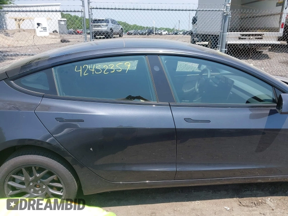2025 Tesla Model 3 Long Range z VIN 5YJ3E1EBXSF890929, wystawiony jako IAAI lot #42452359 z przebiegiem 2 469 mil mil oraz . Historia ofert i sprzedaży dostępna na DreamBid. Obrazek 13.
