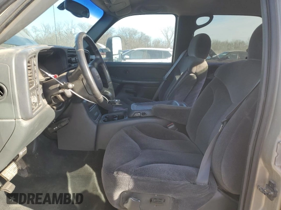 2001 GMC Sierra 1500HD SLE z VIN 1GTGK13U51F165800, wystawiony jako Copart lot #82983364 z przebiegiem 139 686 mil mil oraz Szkoda całkowita • Salvage title. Historia ofert i sprzedaży dostępna na DreamBid. Obrazek 7.