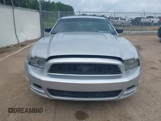 2014 Ford Mustang V6 с VIN 1ZVBP8AMXE5297192, выставлен на аукционе IAAI как лот 42231701 с пробегом Не указан миль и . История ставок и продаж доступна на DreamBid. Изображение 12.