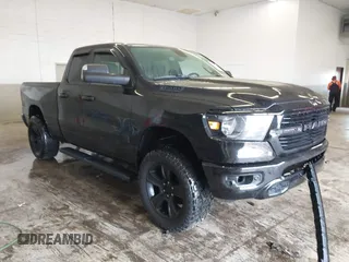 2020 Ram 1500 Big Horn z VIN 1C6SRFBT9LN371505, wystawiony jako IAAI lot #41444893 z przebiegiem 52 930 mil mil oraz . Historia ofert i sprzedaży dostępna na DreamBid. Obrazek 1.