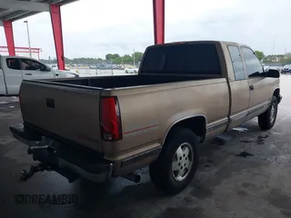 1995 GMC Sierra 1500 z VIN 2GTEK19K1S1535176, wystawiony jako IAAI lot #42243366 z przebiegiem 220 755 mil mil oraz . Historia ofert i sprzedaży dostępna na DreamBid. Obrazek 4.