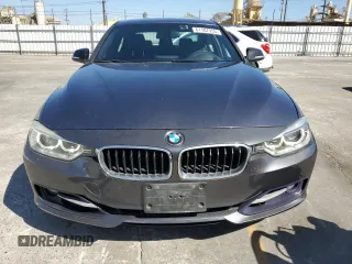 2013 BMW 3 Series 335i z VIN WBA3A9C5XDF477203, wystawiony jako Copart lot #61187955 z przebiegiem 122 646 mil mil oraz Czysty tytuł • Clean title. Historia ofert i sprzedaży dostępna na DreamBid. Obrazek 5.