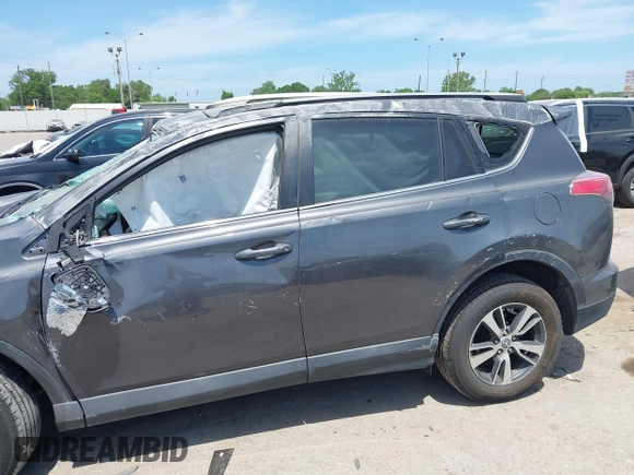 2018 Toyota RAV4 XLE z VIN 2T3WFREV8JW499399, wystawiony jako IAAI lot #42038421 z przebiegiem 77 411 mil mil oraz . Historia ofert i sprzedaży dostępna na DreamBid. Obrazek 6.
