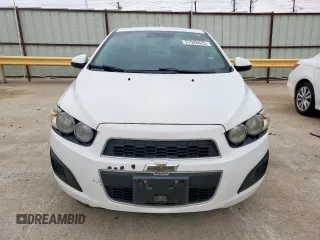 2015 Chevrolet Sonic LT z VIN 1G1JC5SH4F4155477, wystawiony jako Copart lot #57528425 z przebiegiem 141 105 mil mil oraz Czysty tytuł • Clean title. Historia ofert i sprzedaży dostępna na DreamBid. Obrazek 5.