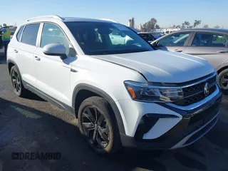 2022 Volkswagen Taos SE z VIN 3VVLX7B20NM097528, wystawiony jako IAAI lot #41152253 z przebiegiem 45 607 mil mil oraz . Historia ofert i sprzedaży dostępna na DreamBid. Obrazek 1.