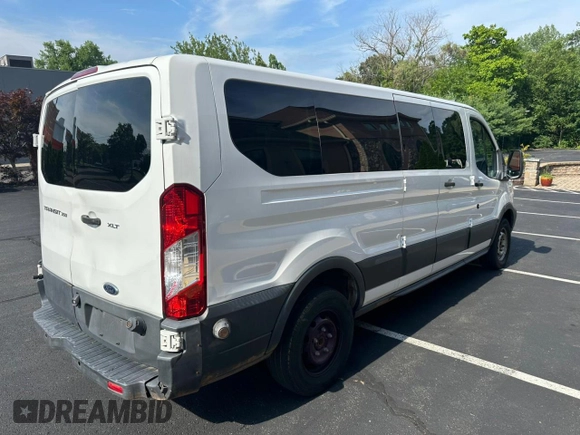 2018 Ford Transit Passenger XL z VIN 1FBZX2ZM4JKA99811, wystawiony jako Copart lot #64906155 z przebiegiem 172 355 mil mil oraz Czysty tytuł • Clean title. Historia ofert i sprzedaży dostępna na DreamBid. Obrazek 3.
