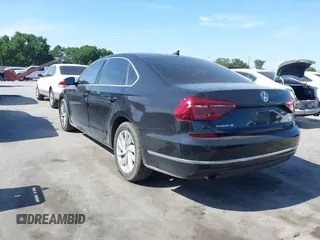2018 Volkswagen Passat SE z VIN 1VWBA7A38JC013471, wystawiony jako IAAI lot #41997868 z przebiegiem 104 060 mil mil oraz . Historia ofert i sprzedaży dostępna na DreamBid. Obrazek 3.