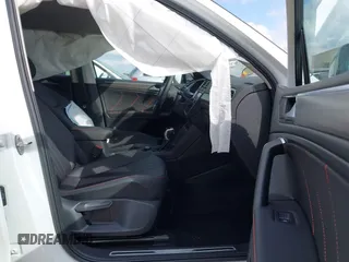 2024 Volkswagen Tiguan Wolfsburg Edition z VIN 3VV5B7AX8RM233687, wystawiony jako IAAI lot #41504709 z przebiegiem 2 387 mil mil oraz . Historia ofert i sprzedaży dostępna na DreamBid. Obrazek 5.
