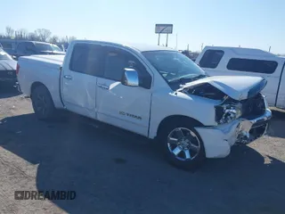 2005 Nissan Titan SE z VIN 1N6BA07A95N542306, wystawiony jako IAAI lot #41745406 z przebiegiem 147 096 mil mil oraz . Historia ofert i sprzedaży dostępna na DreamBid. Obrazek 1.