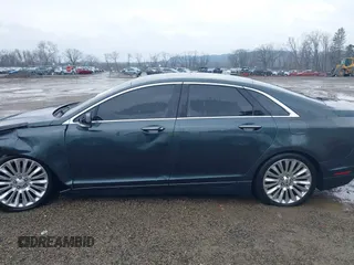 2015 Lincoln MKZ z VIN 3LN6L2J90FR616800, wystawiony jako IAAI lot #41683401 z przebiegiem 92 239 mil mil oraz . Historia ofert i sprzedaży dostępna na DreamBid. Obrazek 14.