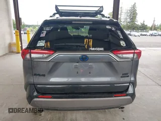 2021 Toyota RAV4 Hybrid XSE z VIN 4T3E6RFV2MU007724, wystawiony jako IAAI lot #42213345 z przebiegiem 31 089 mil mil oraz . Historia ofert i sprzedaży dostępna na DreamBid. Obrazek 17.