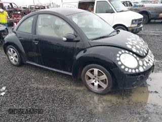 2006 Volkswagen New Beetle Coupe with VIN 3VWPG31C86M406583, listed as a IAAI auction lot 41590611 with 137,964 mi miles. Bid and sale history available at carsss.com. Image 1.