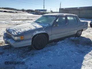 1990 Cadillac Fleetwood z VIN 1G6CB5333L4206228, wystawiony jako Copart lot #87507845 z przebiegiem 213 041 mil mil oraz Nie do naprawy. Historia ofert i sprzedaży dostępna na DreamBid. Obrazek 1.