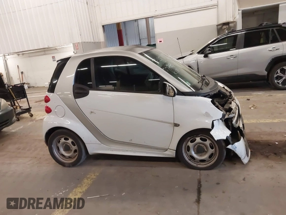 2015 Smart fortwo Passion with VIN WMEEJ3BA1FK805997, listed as a IAAI auction lot 41900723 with 102,185 mi miles. Bid and sale history available at carsss.com. Image 14.