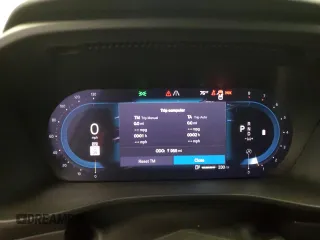2025 Volvo XC40 Plus Dark Theme z VIN YV4L12UC2S2511031, wystawiony jako Copart lot #54923745 z przebiegiem 7955 mil mil oraz Szkody całkowita. Historia ofert i sprzedaży dostępna na DreamBid. Obrazek 9.