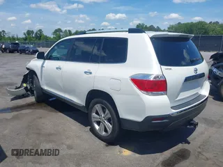 2013 Toyota Highlander Limited z VIN 5TDYK3EH9DS119939, wystawiony jako IAAI lot #42168374 z przebiegiem 98 918 mil mil oraz . Historia ofert i sprzedaży dostępna na DreamBid. Obrazek 3.