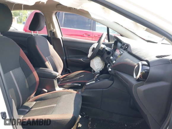 2023 Nissan Versa SR z VIN 3N1CN8FV4PL870186, wystawiony jako IAAI lot #42458430 z przebiegiem 22 mil mil oraz . Historia ofert i sprzedaży dostępna na DreamBid. Obrazek 5.