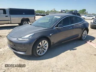 2018 Tesla Model 3 Long Range Battery z VIN 5YJ3E1EB4JF116531, wystawiony jako Copart lot #55609755 z przebiegiem 63 695 mil mil oraz Szkody całkowita. Historia ofert i sprzedaży dostępna na DreamBid. Obrazek 1.