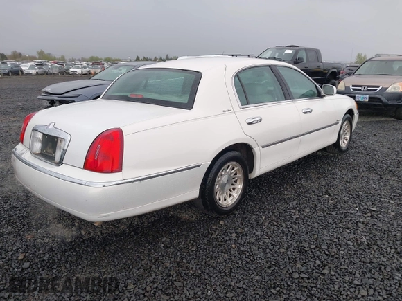 1999 Lincoln Town Car Signature z VIN 1LNFM82W0XY603679, wystawiony jako IAAI lot #41871509 z przebiegiem 109 638 mil mil oraz . Historia ofert i sprzedaży dostępna na DreamBid. Obrazek 4.