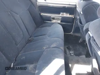 1988 Lincoln Town Car z VIN 1LNBM82F0JY831820, wystawiony jako IAAI lot #41886140 z przebiegiem 26 036 mil mil oraz . Historia ofert i sprzedaży dostępna na DreamBid. Obrazek 8.