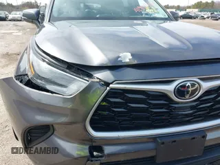 2021 Toyota Highlander L z VIN 5TDCZRBH0MS087637, wystawiony jako IAAI lot #41947861 z przebiegiem 22 626 mil mil oraz . Historia ofert i sprzedaży dostępna na DreamBid. Obrazek 18.