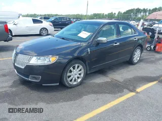 2011 Lincoln MKZ z VIN 3LNHL2GC1BR758157, wystawiony jako IAAI lot #42528517 z przebiegiem 152 699 mil mil oraz . Historia ofert i sprzedaży dostępna na DreamBid. Obrazek 2.