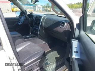2007 Mercury Mountaineer Premier z VIN 4M2EU48877UJ02100, wystawiony jako IAAI lot #42285440 z przebiegiem 159 470 mil mil oraz . Historia ofert i sprzedaży dostępna na DreamBid. Obrazek 5.