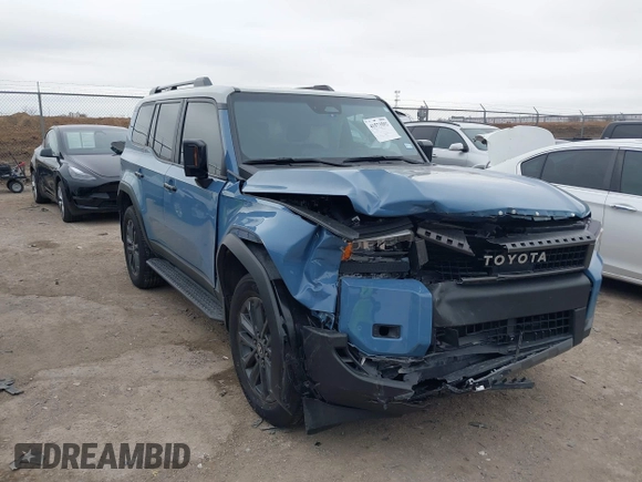 2024 Toyota Land Cruiser z VIN JTEABFAJ9RK015313, wystawiony jako IAAI lot #41573592 z przebiegiem 11 124 mil mil oraz . Historia ofert i sprzedaży dostępna na DreamBid. Obrazek 1.