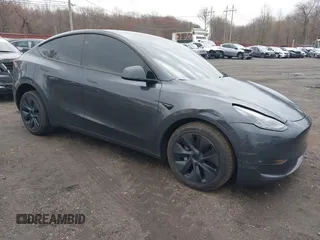 2024 Tesla Model Y Long Range z VIN 7SAYGDEE1RA323921, wystawiony jako IAAI lot #42027195 z przebiegiem 13 774 mil mil oraz . Historia ofert i sprzedaży dostępna na DreamBid. Obrazek 1.