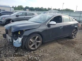 2015 Volvo S60 z VIN YV1902TG6F1307214, wystawiony jako Copart lot #57977025 z przebiegiem 111 135 mil mil oraz Szkoda całkowita • Salvage title. Historia ofert i sprzedaży dostępna na DreamBid. Obrazek 1.