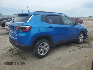 2025 Jeep Compass Latitude z VIN 3C4NJDBN2ST549479, wystawiony jako Copart lot #54985365 z przebiegiem 3 137 mil mil oraz Szkoda całkowita • Salvage title. Historia ofert i sprzedaży dostępna na DreamBid. Obrazek 3.