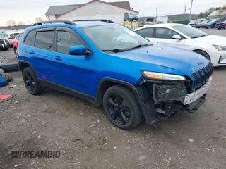 2018 Jeep Cherokee Latitude Tech Connect z VIN 1C4PJLCB0JD595520, wystawiony jako IAAI lot #42020413 z przebiegiem 79 910 mil mil oraz . Historia ofert i sprzedaży dostępna na DreamBid. Obrazek 1.