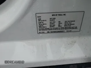 2024 Tesla Model Y Long Range z VIN 7SAYGDEE3RA283311, wystawiony jako Copart lot #56925505 z przebiegiem Nie podano mil oraz Szkoda całkowita • Salvage title. Historia ofert i sprzedaży dostępna na DreamBid. Obrazek 12.